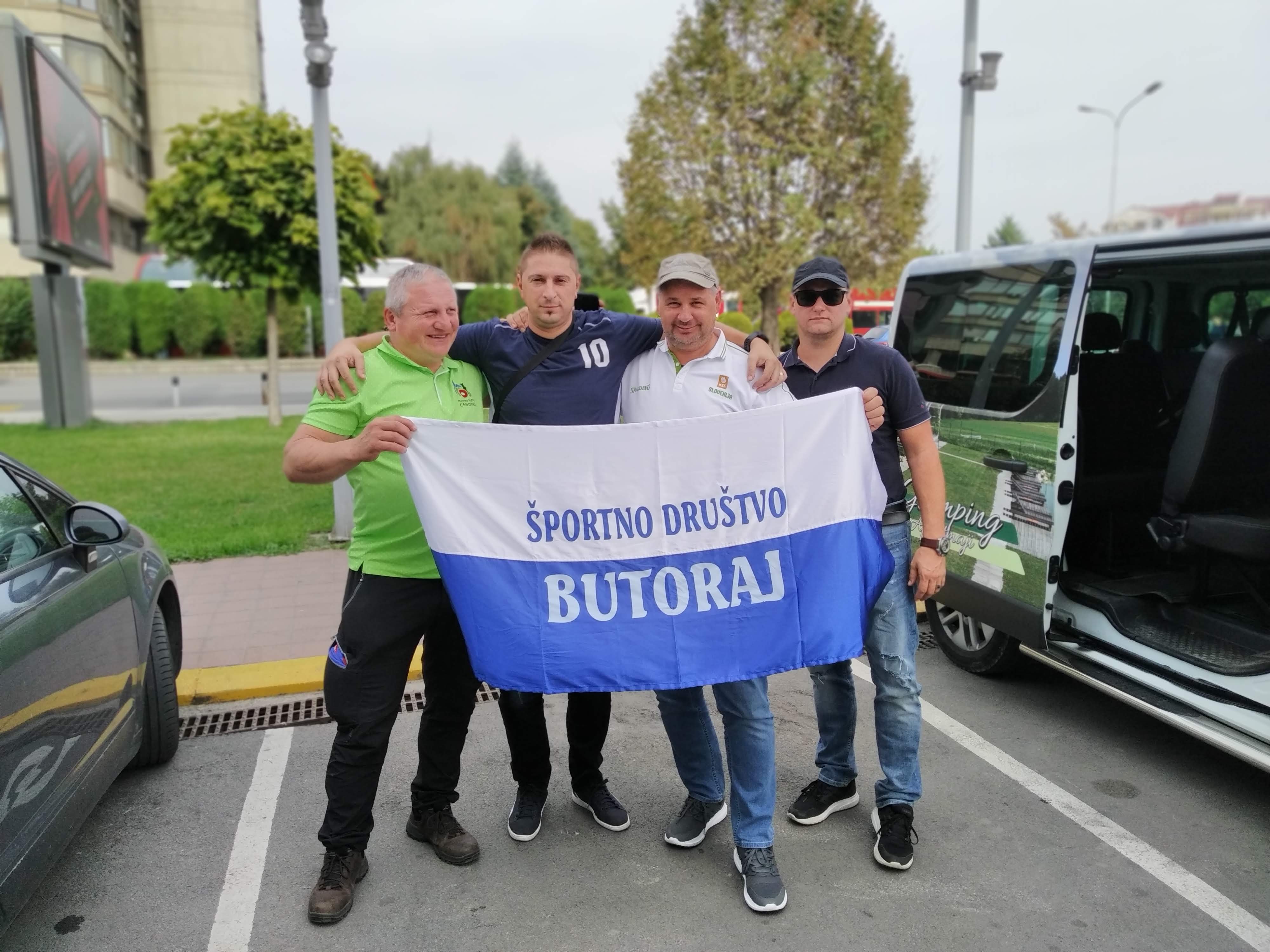 Butorajska zastava na tekmi Slovenije v Skopju